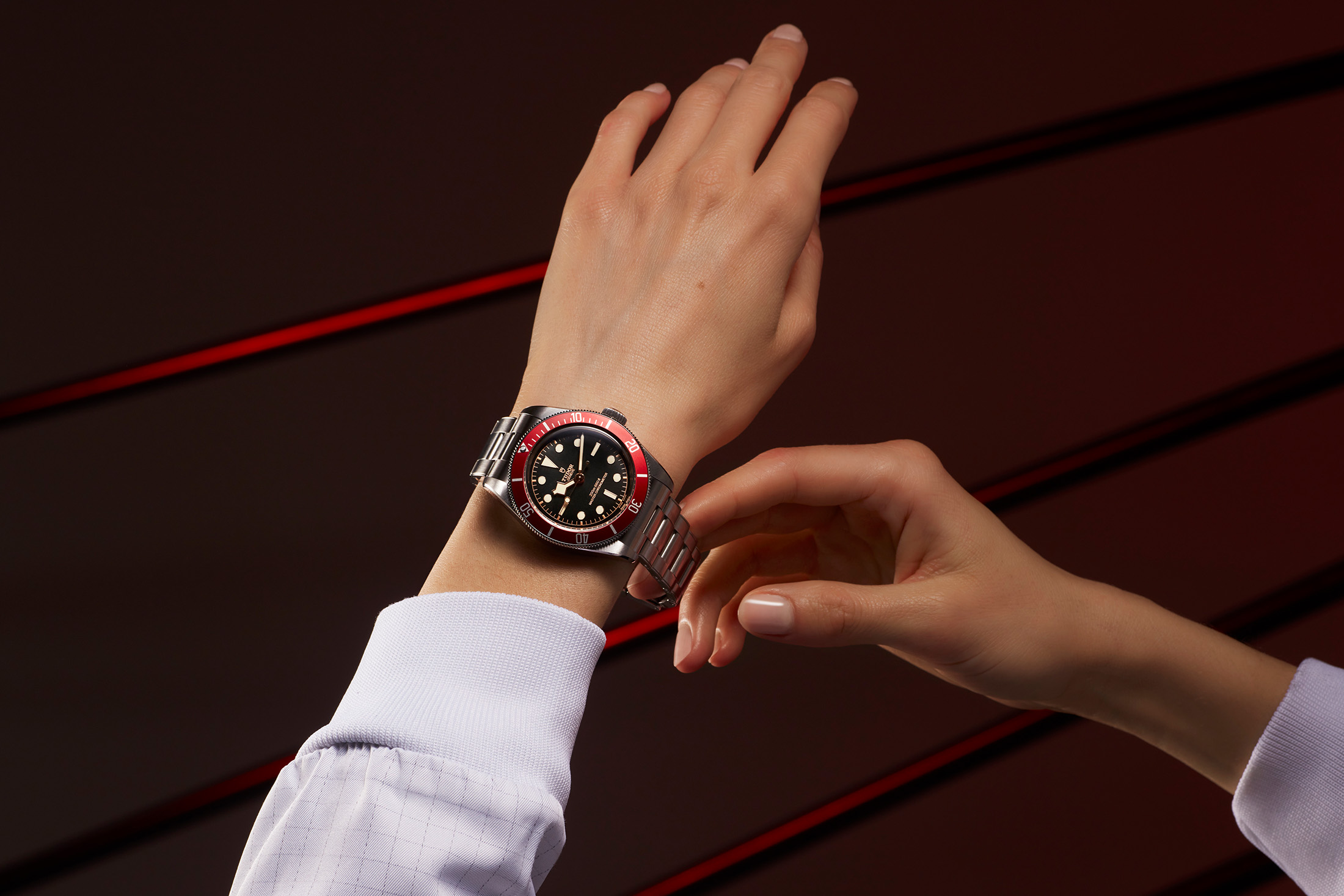 チューダー　ブラックベイ バーガンディベゼルのリストショット