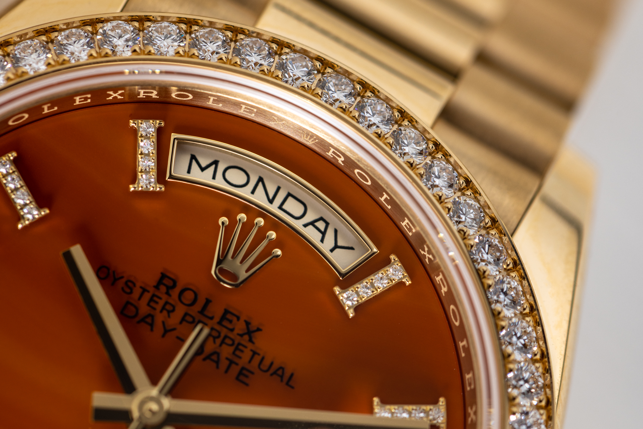 オイスター パーペチュアル 　デイデイト 36、カーネリアンダイヤルのベゼル＆文字盤アップ