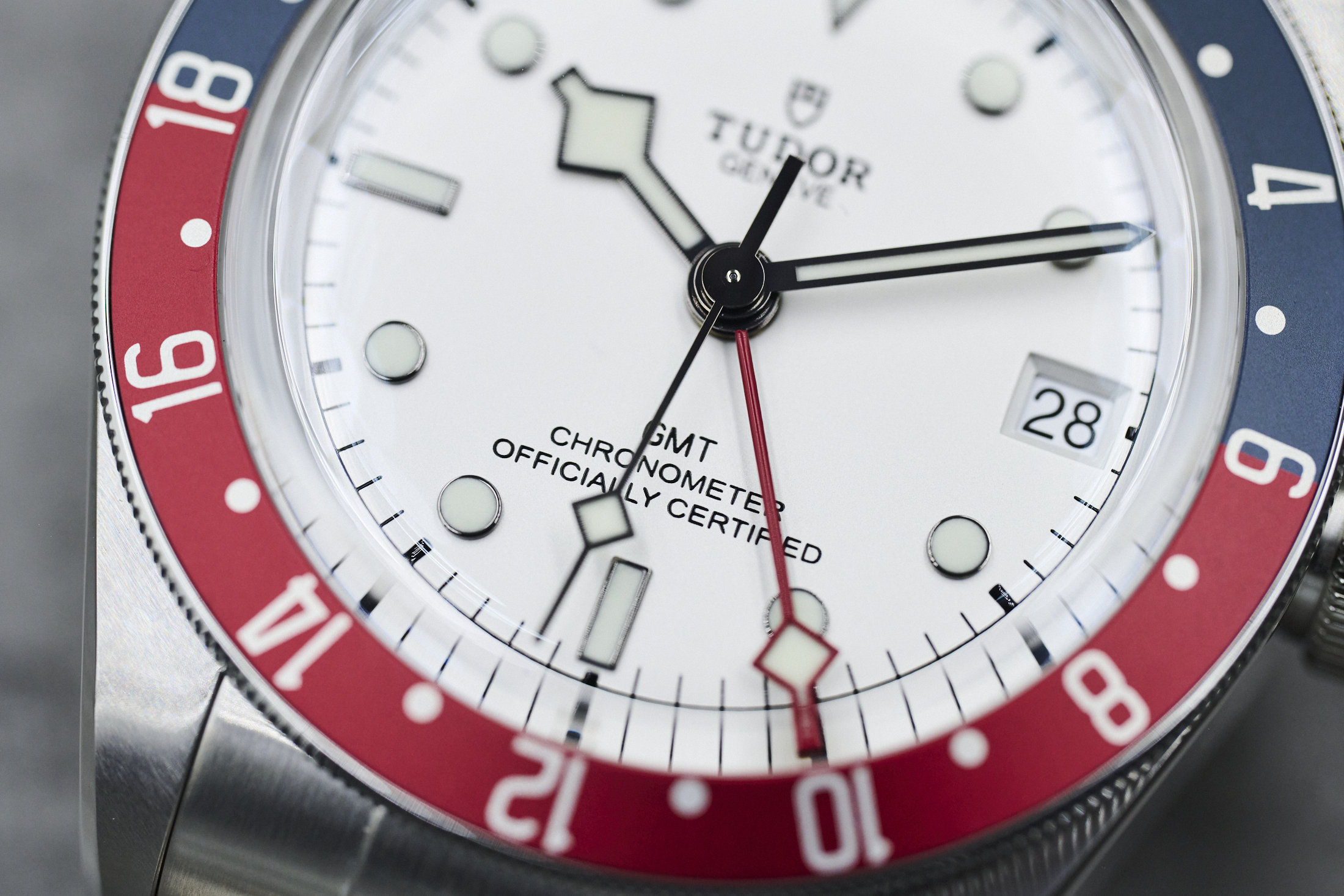 チューダー　ブラックベイ GMT ホワイトダイヤルのアップ
