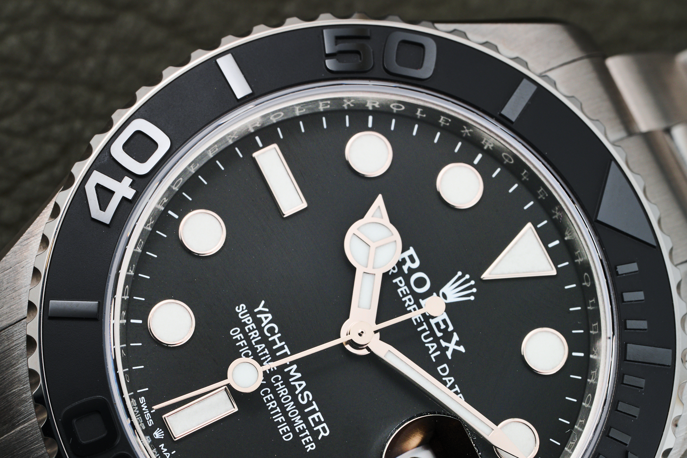ロレックス　チタン製ヨットマスター42のベゼルとダイヤルのアップ