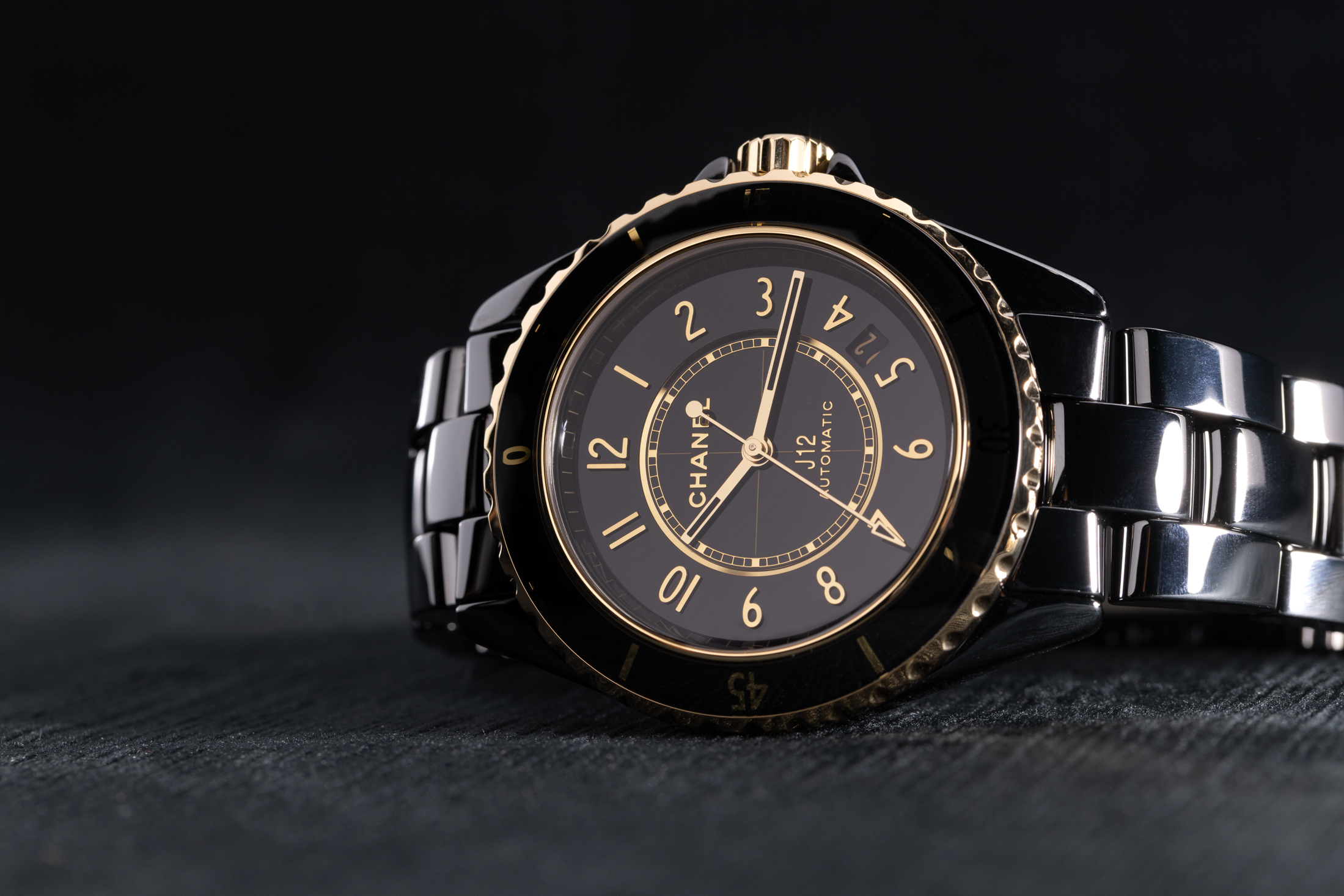 シャネル　新型J12の横置きイメージ