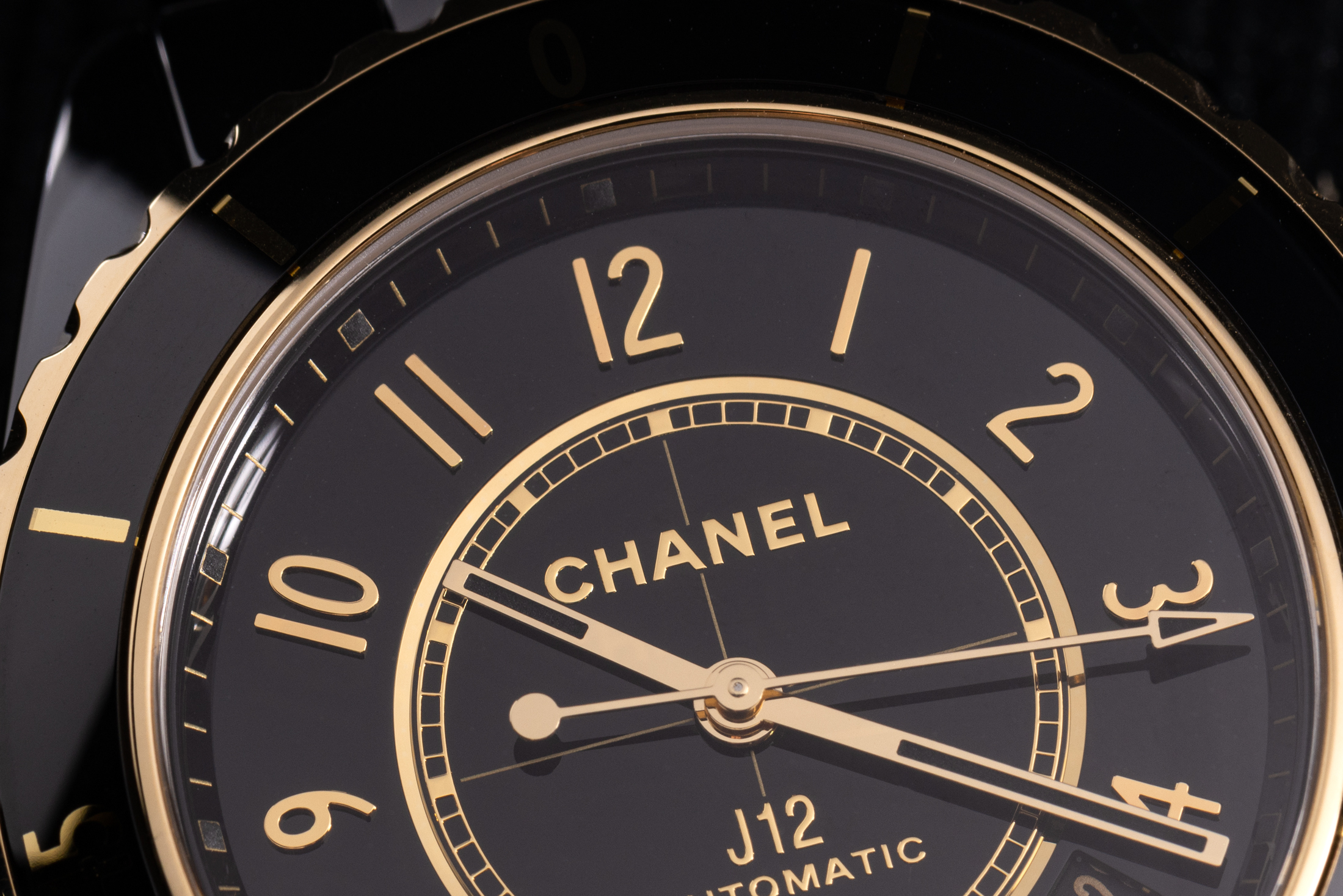 シャネル　新型J12ブラックの文字盤アップ