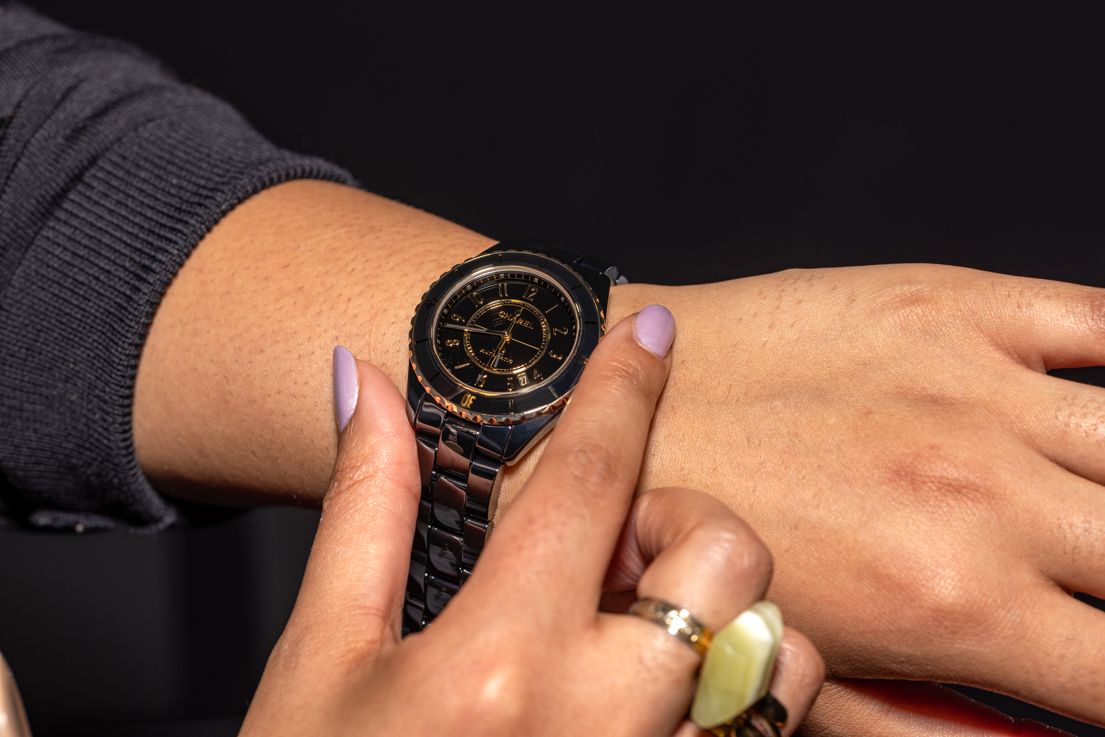 シャネル　新型J12ブラックのリストショット