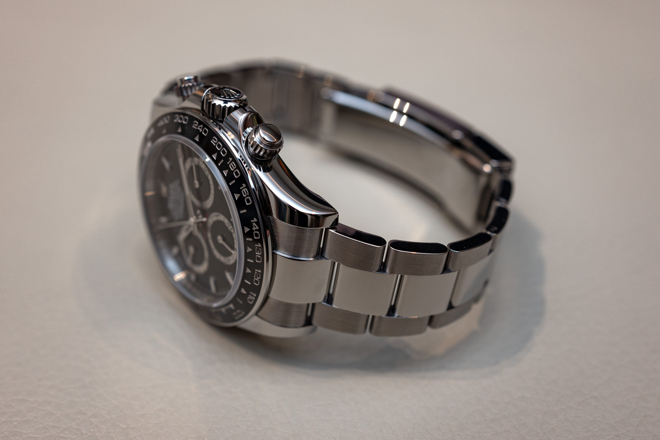 2023年に刷新されたロレックス　コスモグラフ デイトナのブラック文字盤の横置きイメージ