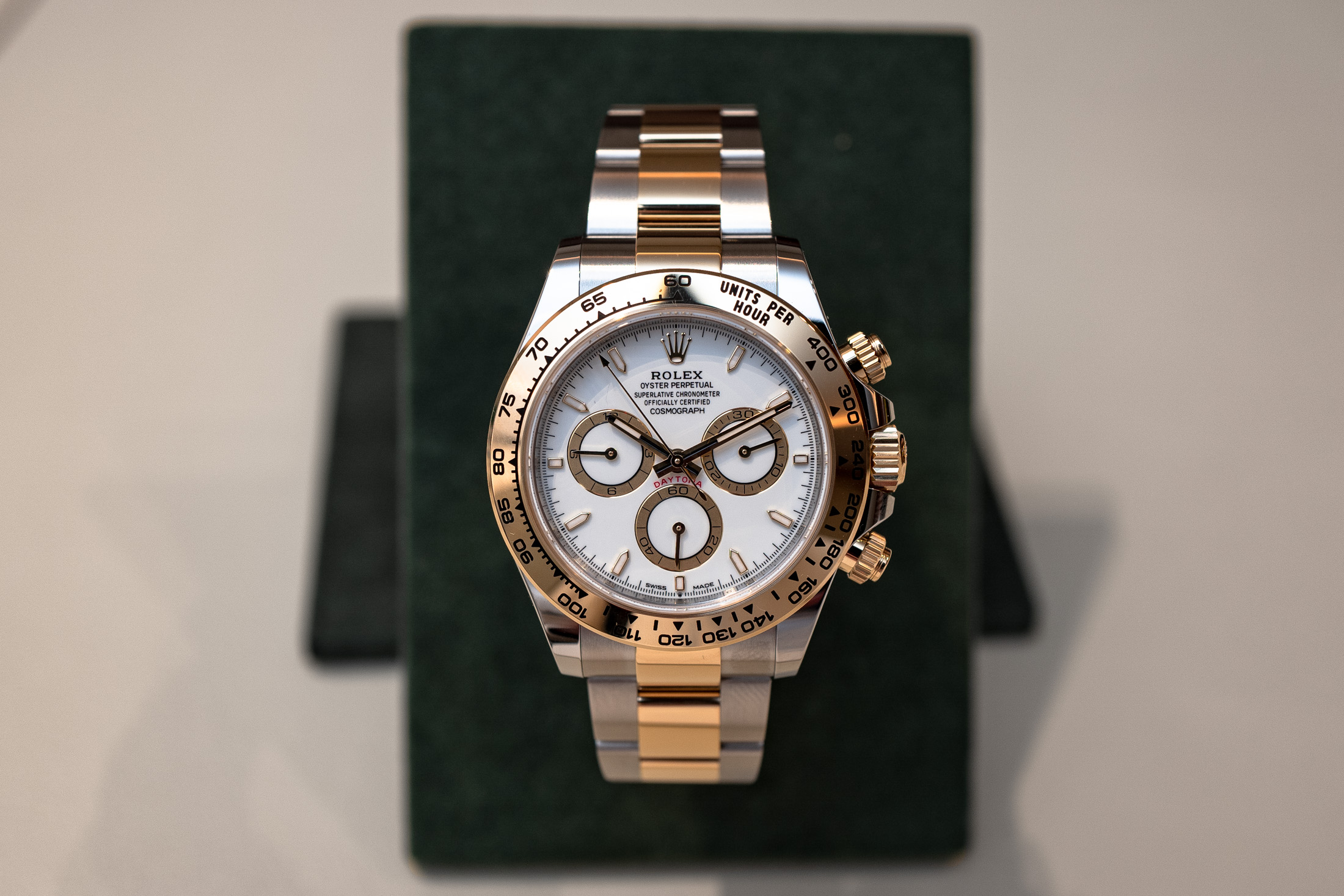 2023年に刷新されたロレックス　コスモグラフ デイトナのホワイト文字盤、イエローロレゾールモデル