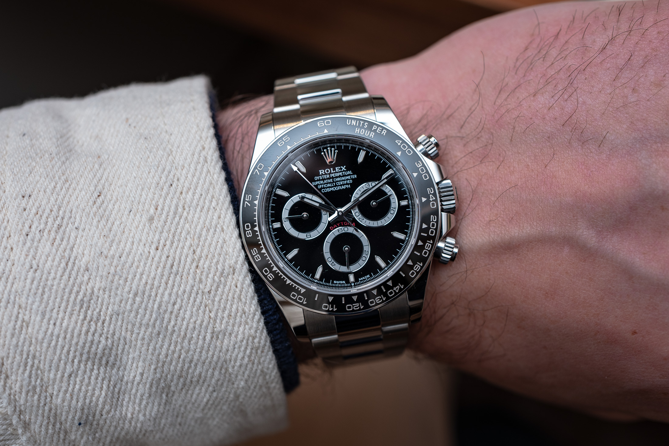 2023年に刷新されたロレックス　コスモグラフ デイトナのブラック文字盤のリストショット
