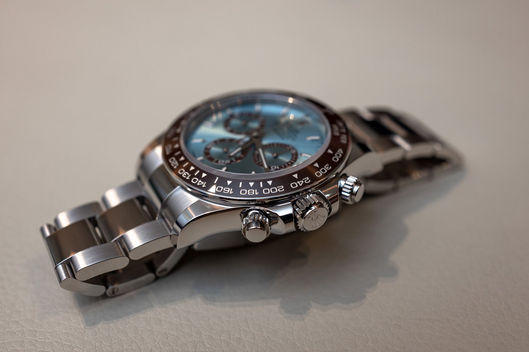 2023年に刷新されたロレックス　コスモグラフ デイトナのアイスブルー文字盤の平置きイメージ