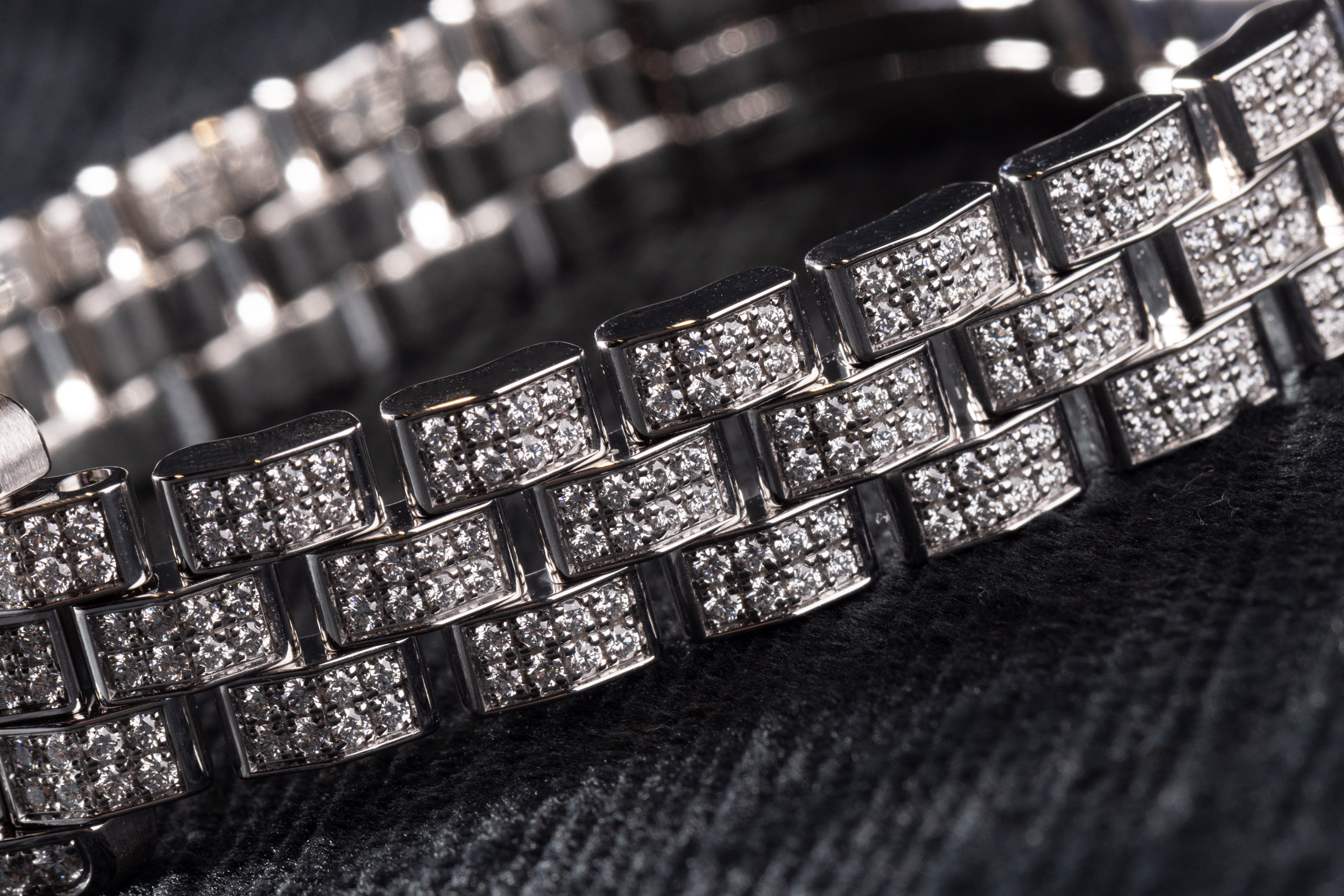 カルティエ　タンク アメリカンのブレスレット寄り