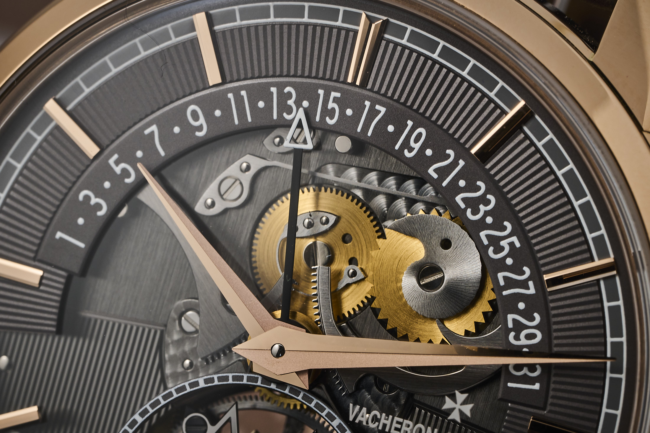 ヴァシュロン・コンスタンタン　トラディショナル・トゥールビヨン・レトログラード・デイト・オープンフェイスの12時位置寄り