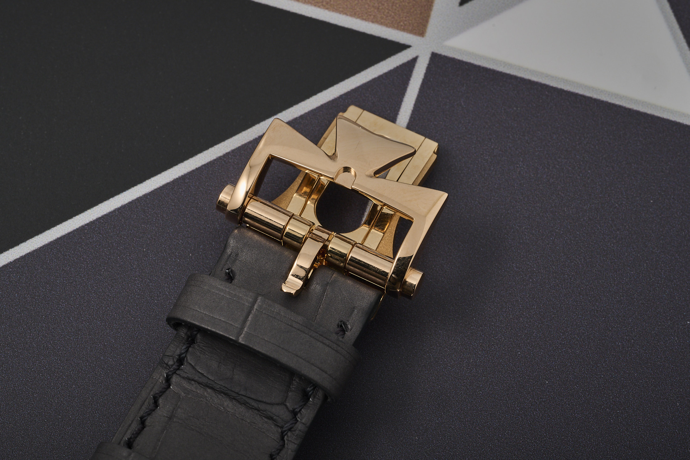 ヴァシュロン・コンスタンタン　トラディショナル・トゥールビヨン・レトログラード・デイト・オープンフェイスのマルタ十字をかたどったクラスプ