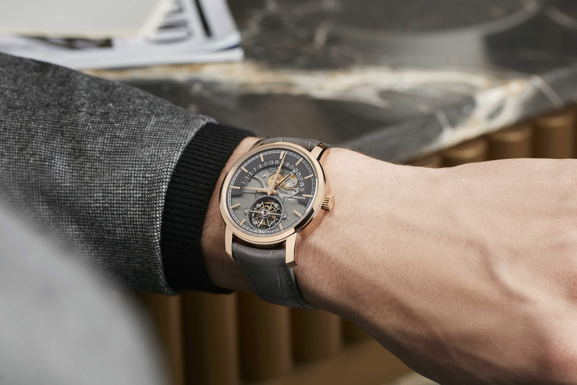 ヴァシュロン・コンスタンタン　トラディショナル・トゥールビヨン・レトログラード・デイト・オープンフェイスのリストショット