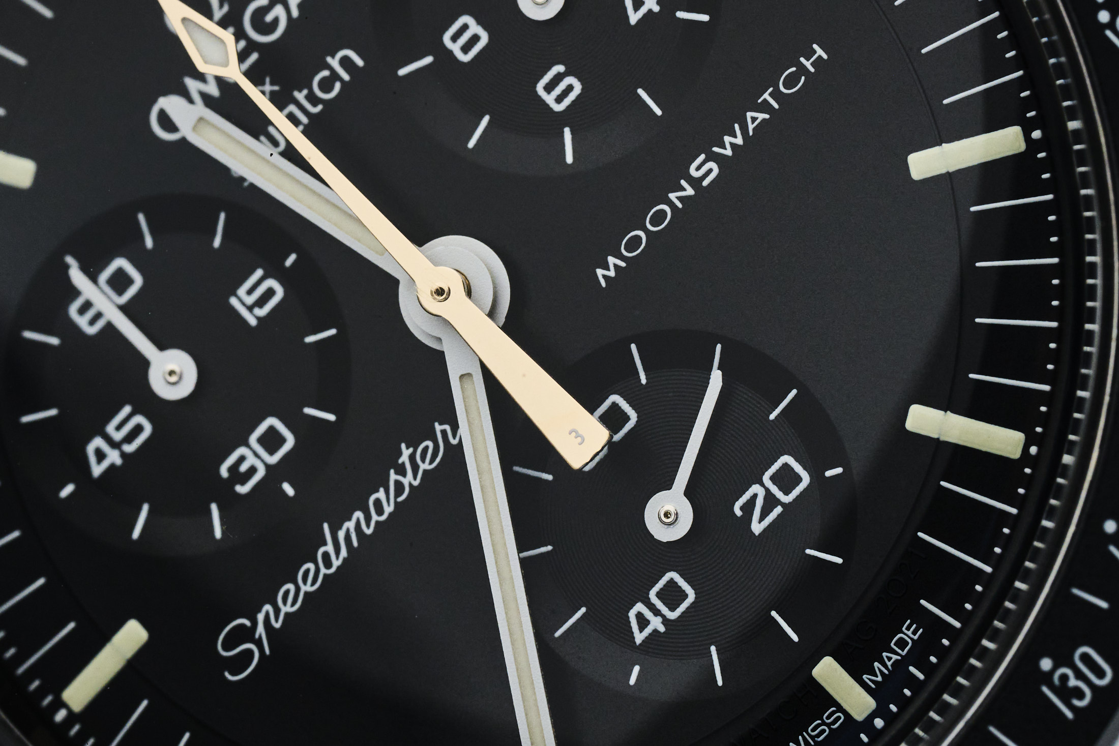 ムーンスウォッチ　ミッション・トゥ・ムーンシャインゴールドの秒針に刻まれた“3”の数字