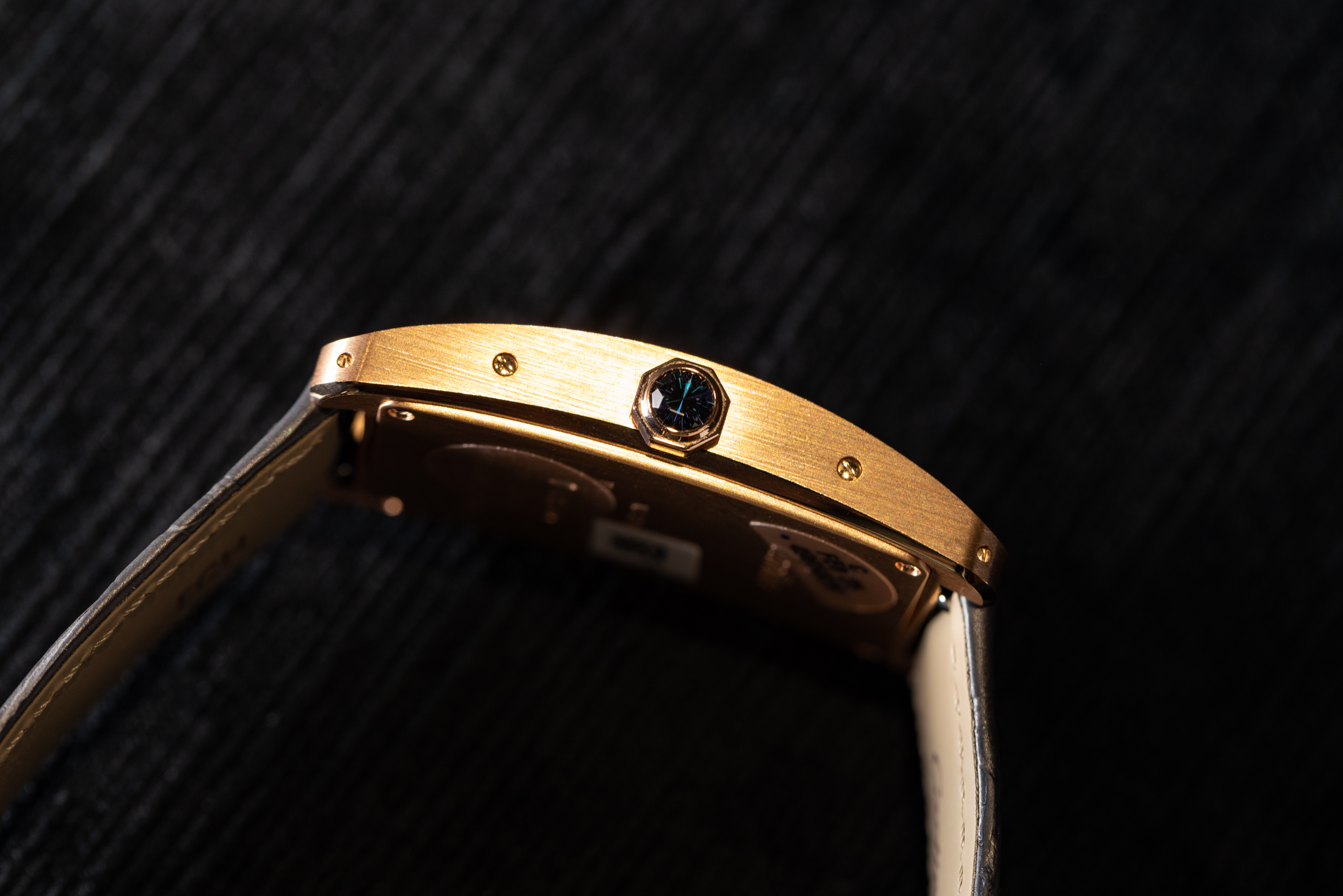 カルティエ「タンク アメリカン」のケースサイド