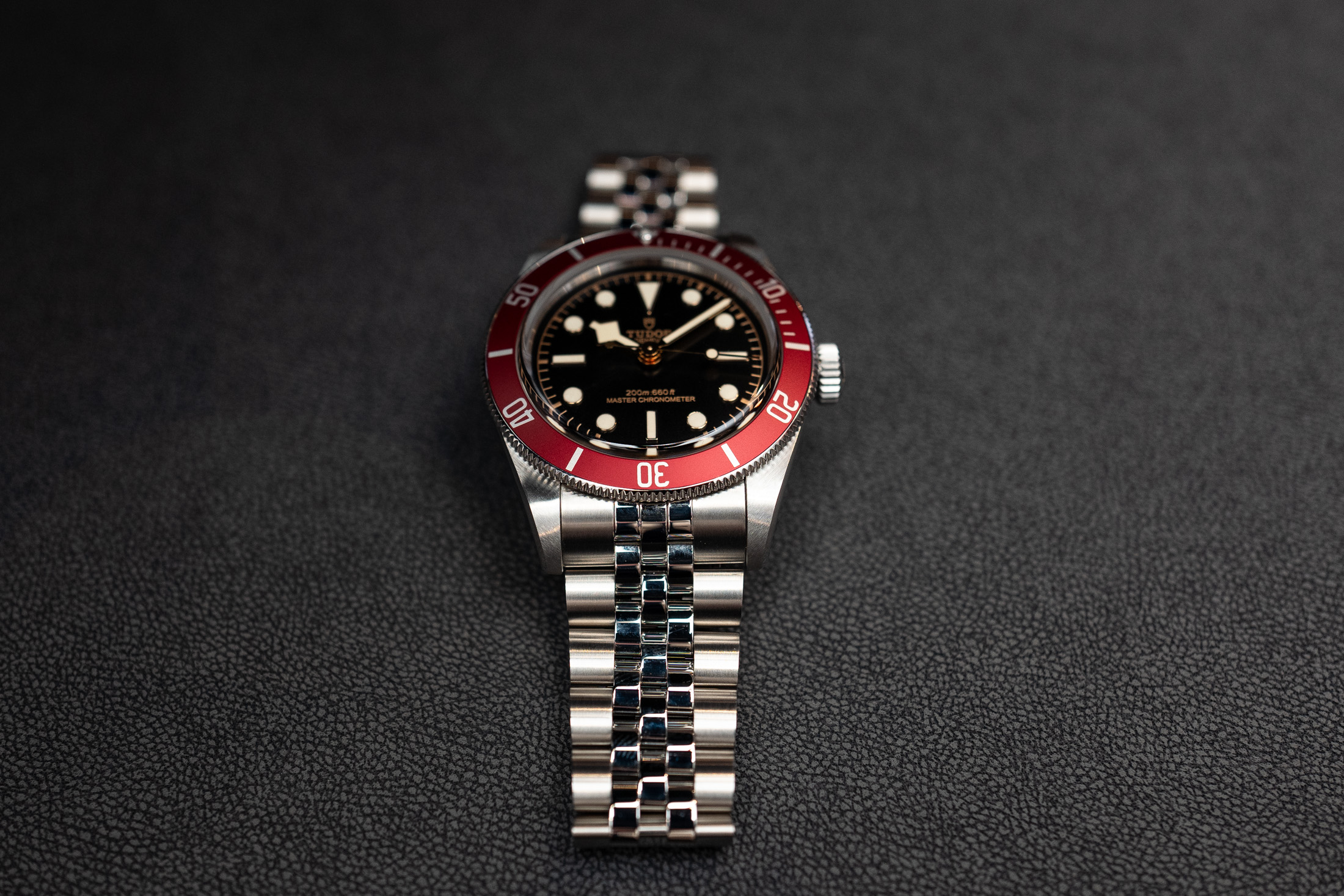 チューダー　ブラックベイ バーガンディ