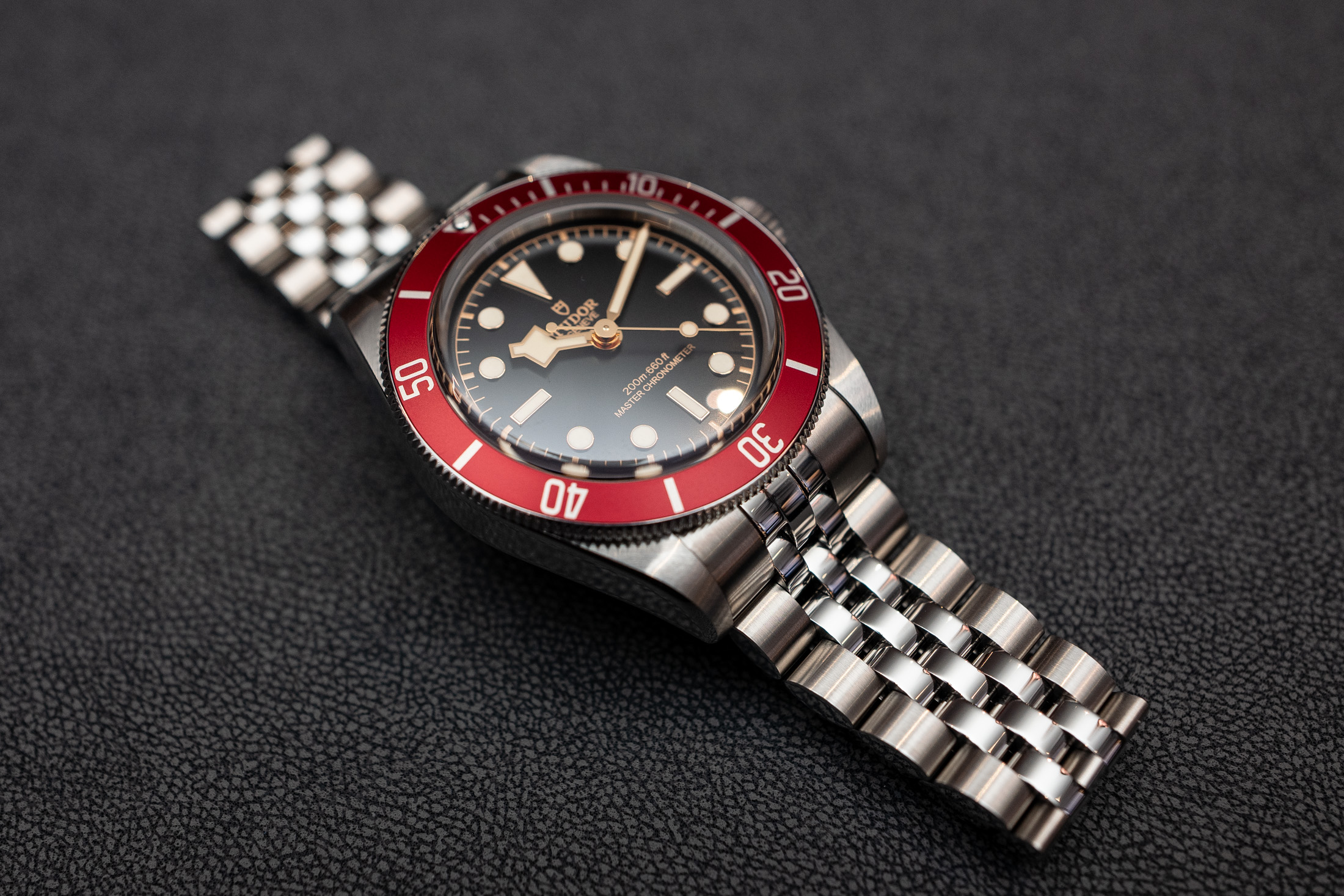 チューダー　ブラックベイ バーガンディ