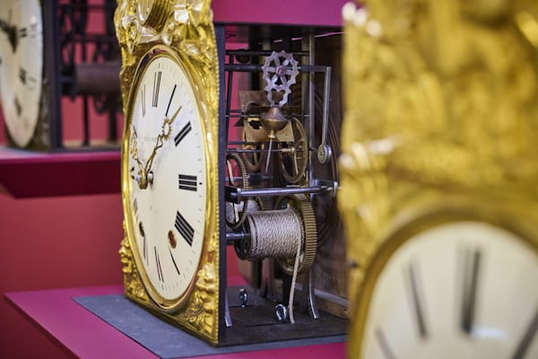 Looking at Comtoise clocks