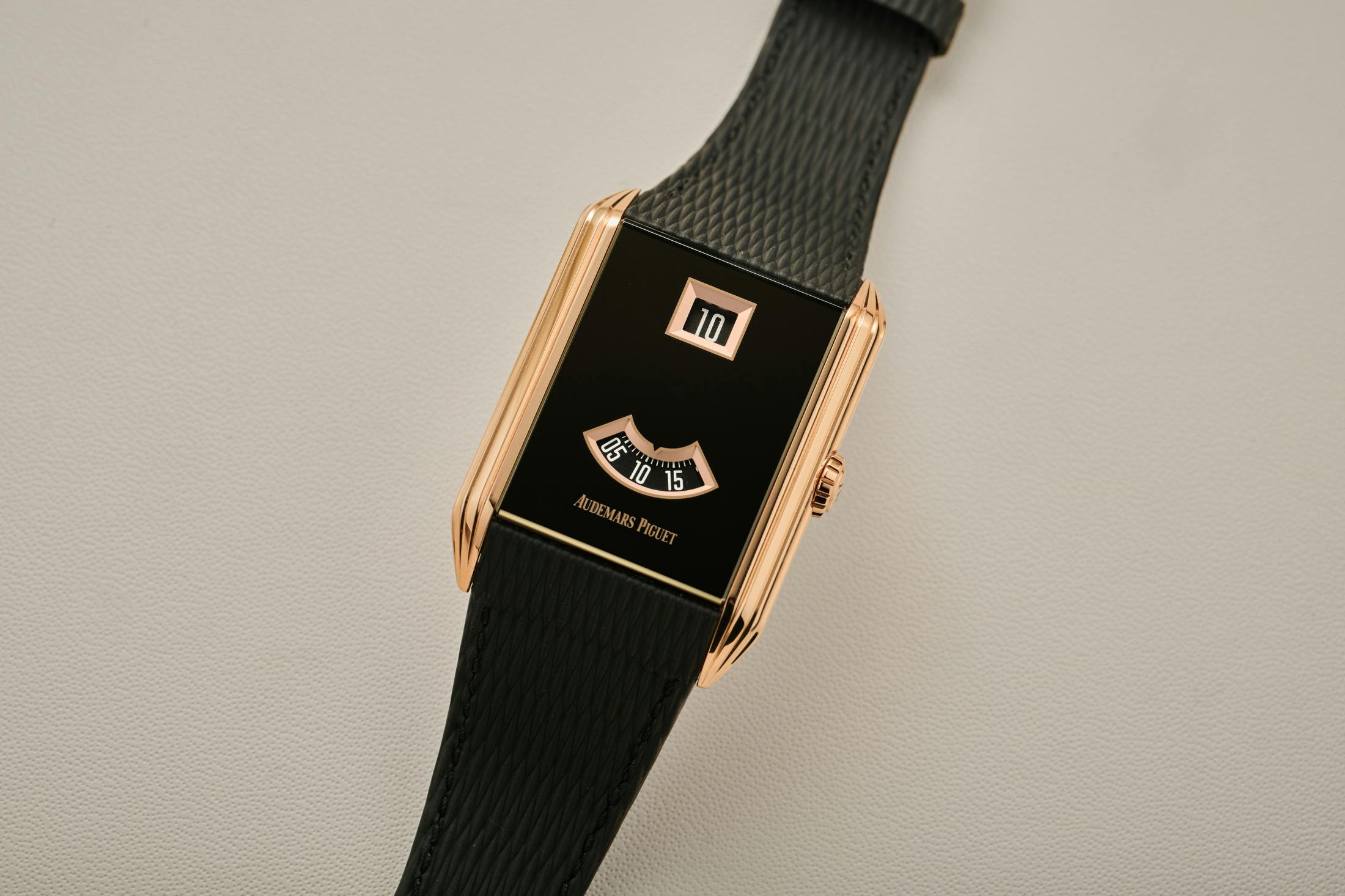 Neo Frame Jumping Hour