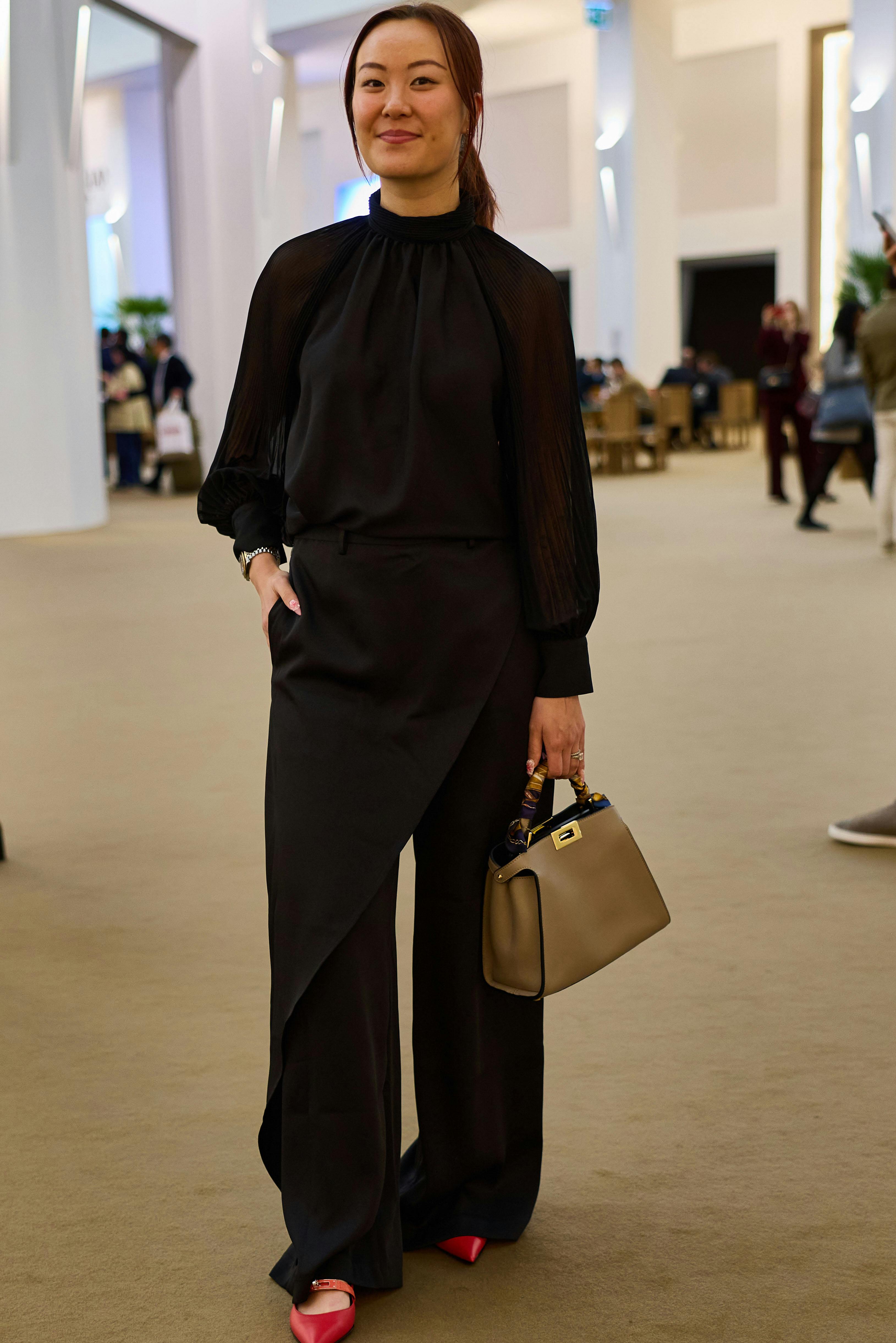 Dana Li (@tell.the.time) in all black (like a true New Yorker) with a pop of color 