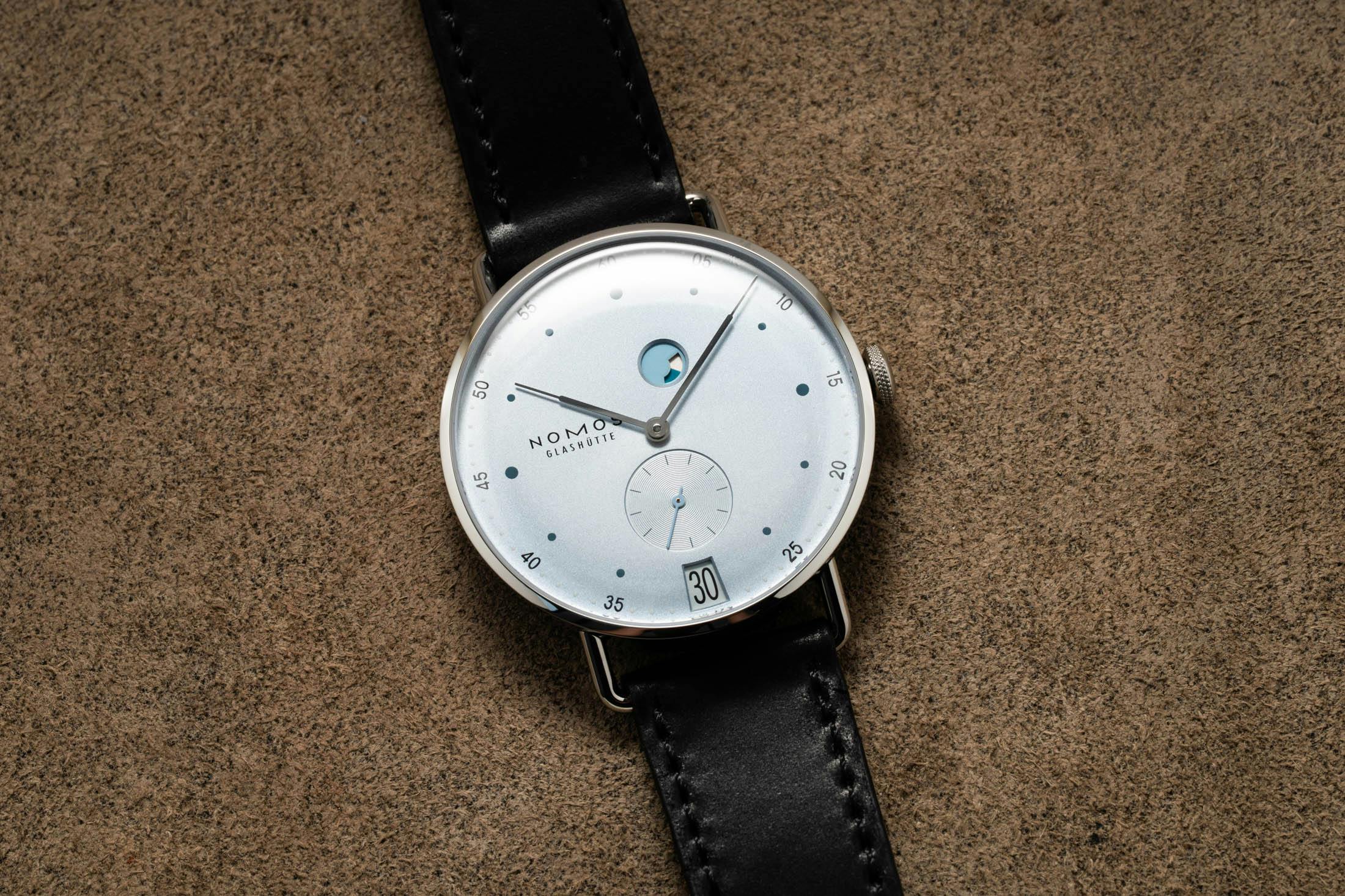 Nomos Metro Power Reserve