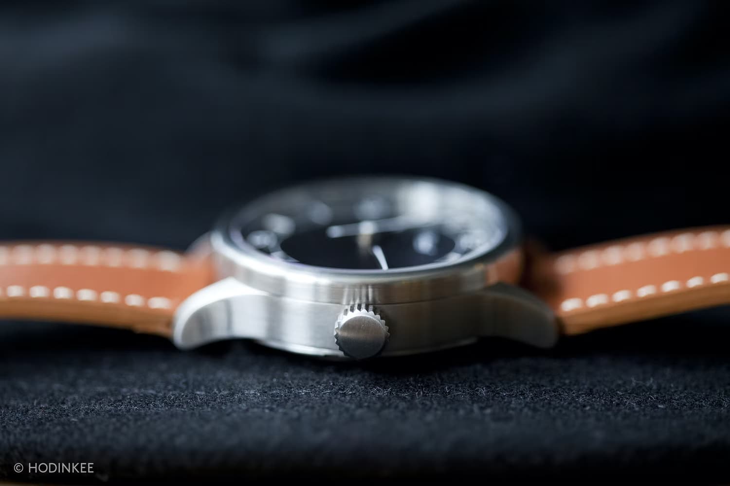 このオーストリアのパイロットウォッチのケースは、ダイヤルの素っ気なさを模倣している。42mmのスティール製ボディは全体的にブラッシュ仕上げが施され、仕上げにはほとんど注意が払われていない。研磨も面取りもなく、ケースに興味を引かれる要素は何もない。そして、決して薄い時計ではない。パイロットウォッチは薄くなければならないのだろうか？そうである必要はないが、かといって厚くなければならないというものでもない。ハブリング2の公式情報によると、厚は12.5mmだが、それでもなお厚く感じられる。