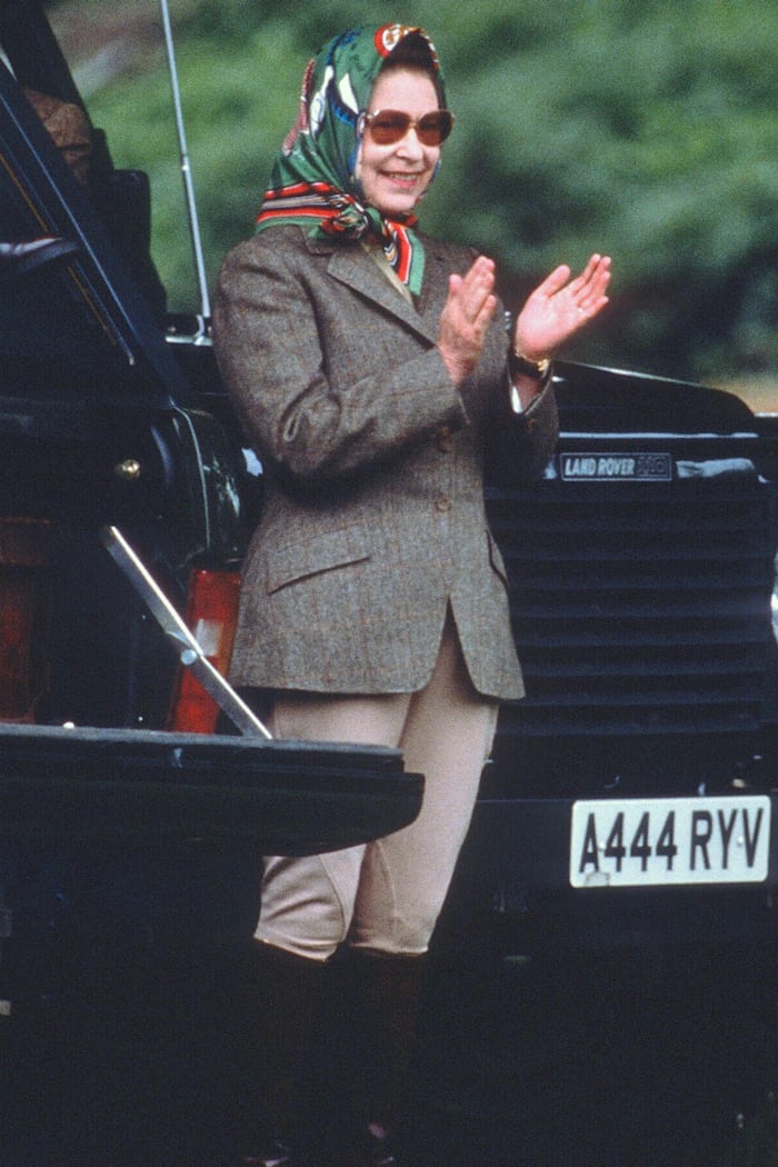 Queen in front of Land Rover