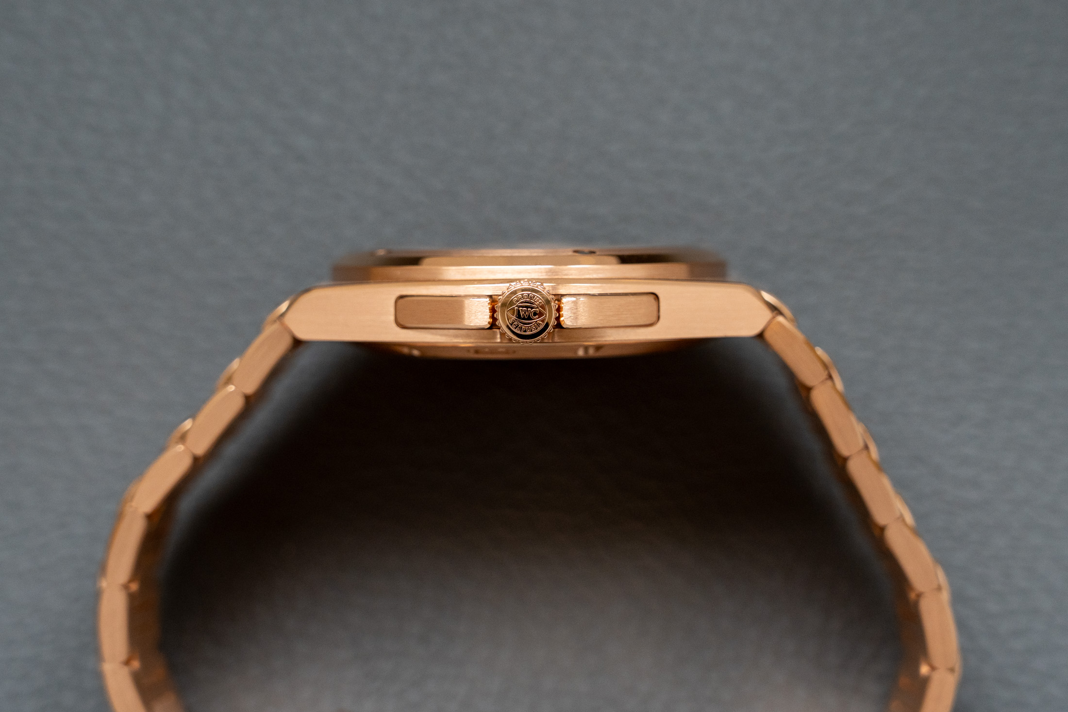 IWC インヂュニア・オートマティック 40 ローズゴールドのケースサイド