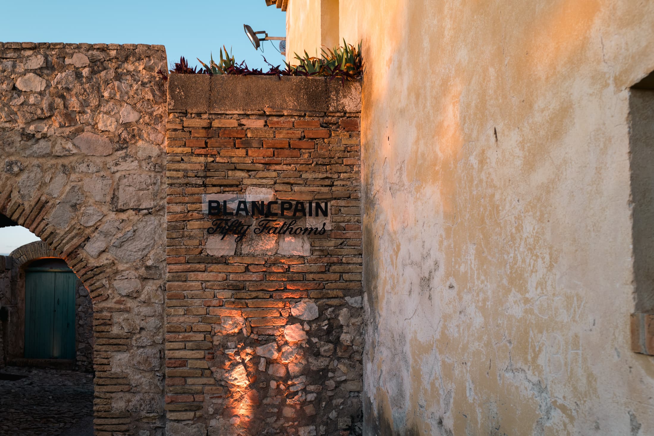 サント・マルグリット島で開催されたフィフティ ファゾムス70周年イベントの入り口