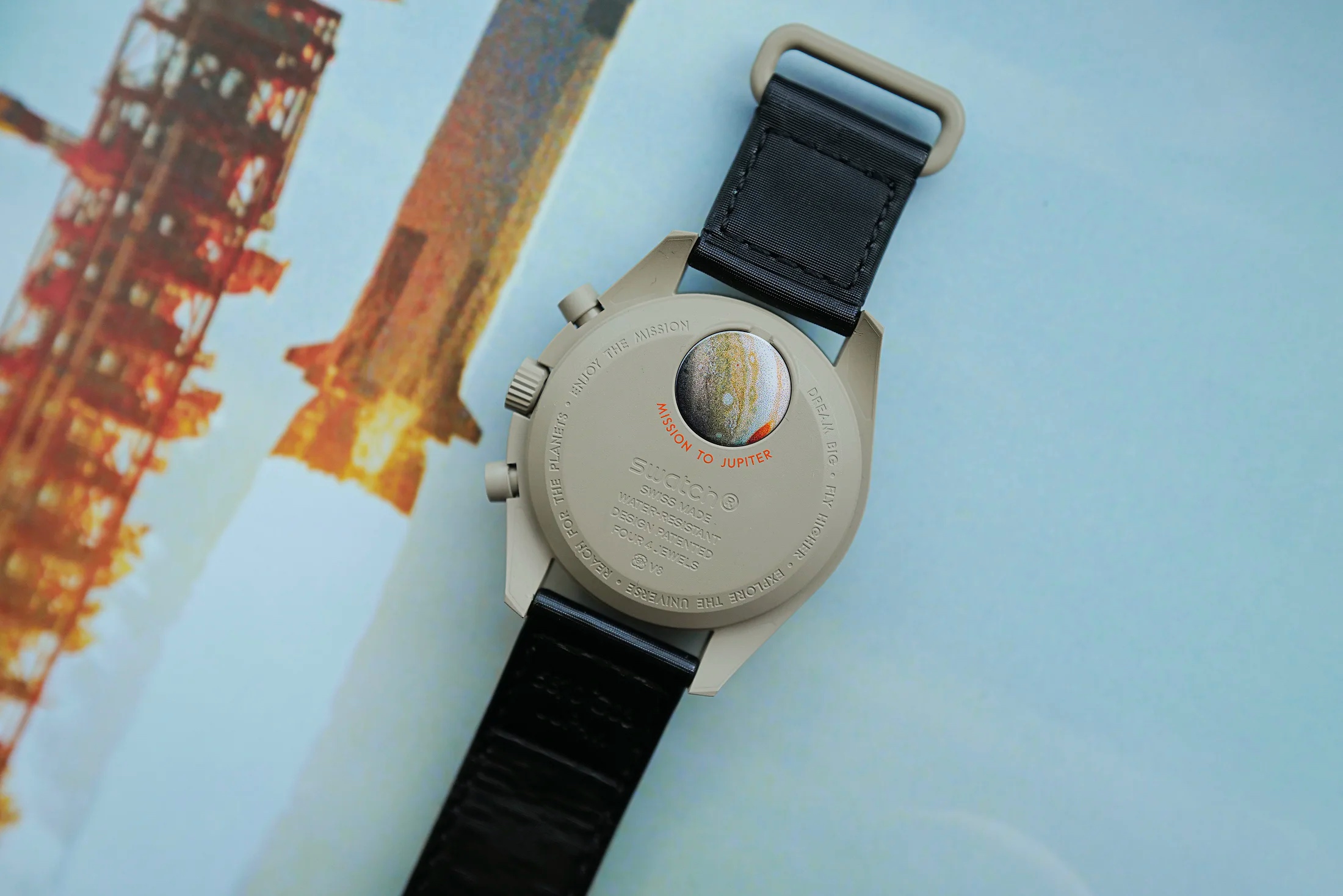 ムーンスウォッチのケースバック