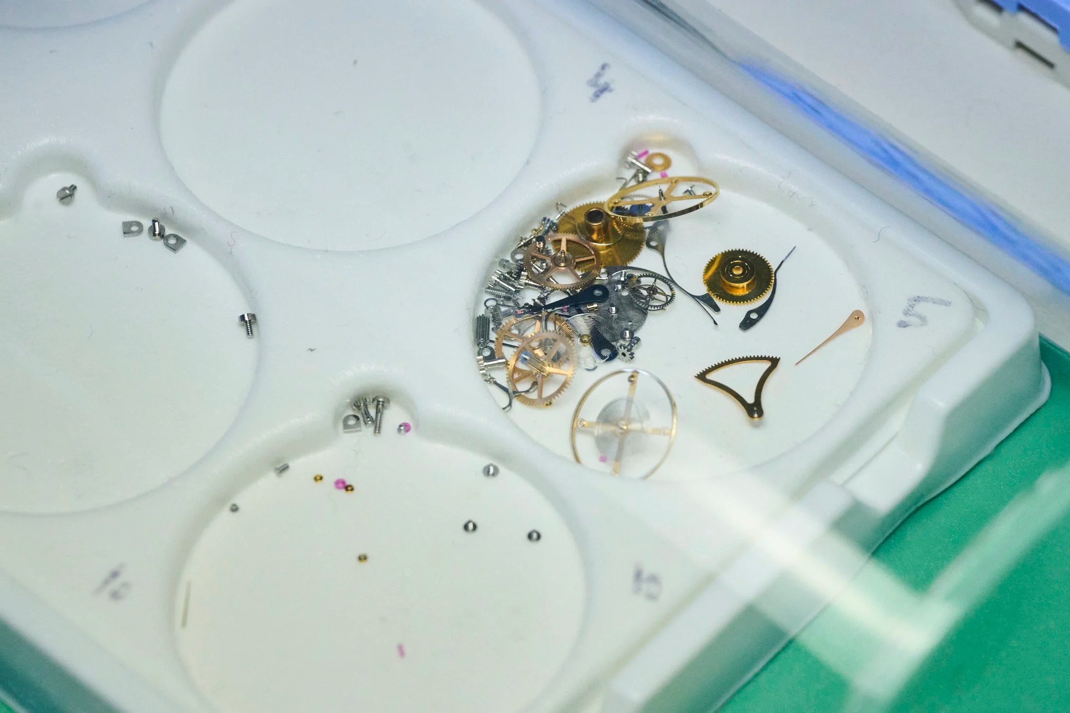 ☆F.P. JOURNE 時計ケース☆ Inside The Manufacture: F.P.ジュルヌのケース＆ダイヤル専門