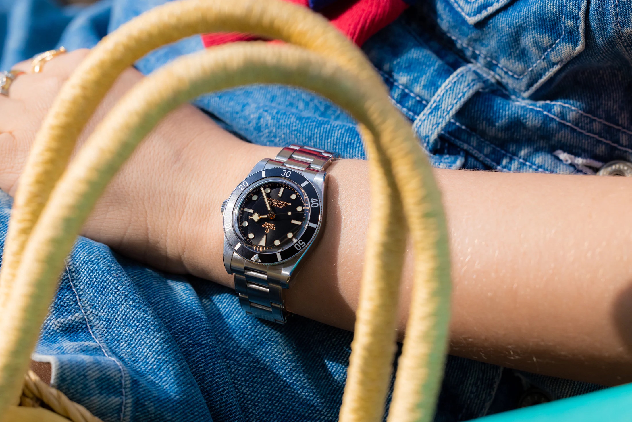 女性の手首に巻かれたチューダー　ブラックベイ 54のクローズアップ