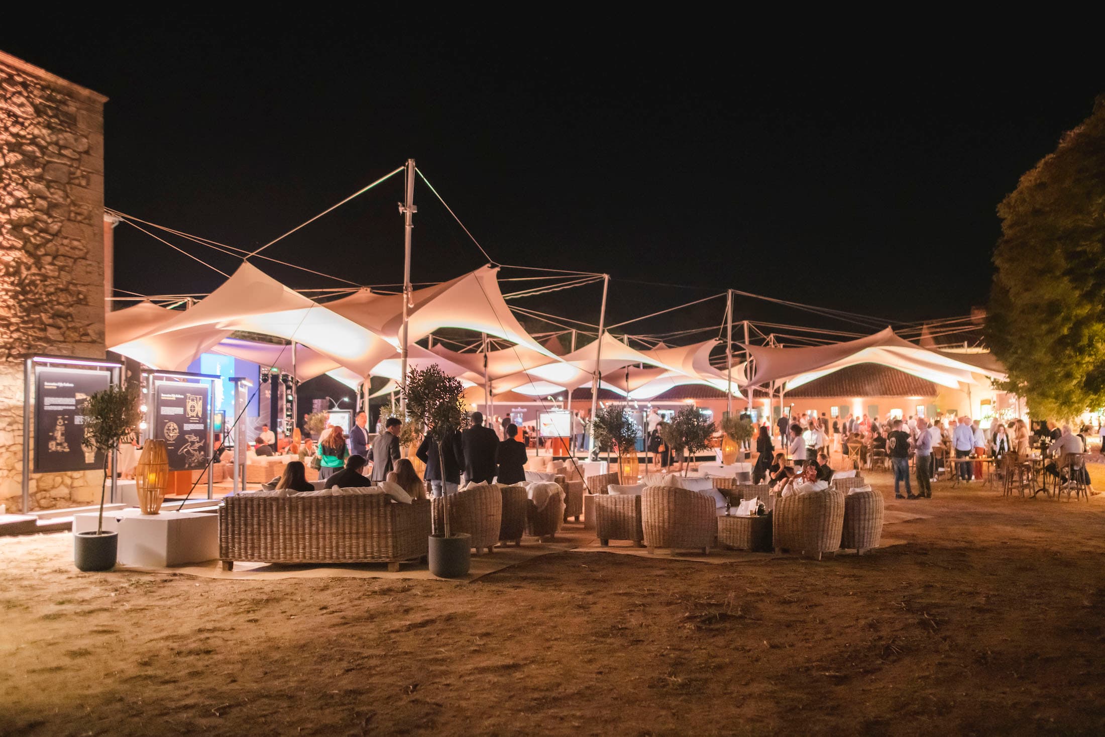 サント・マルグリット島で開催されたフィフティ ファゾムス70周年イベントの様子