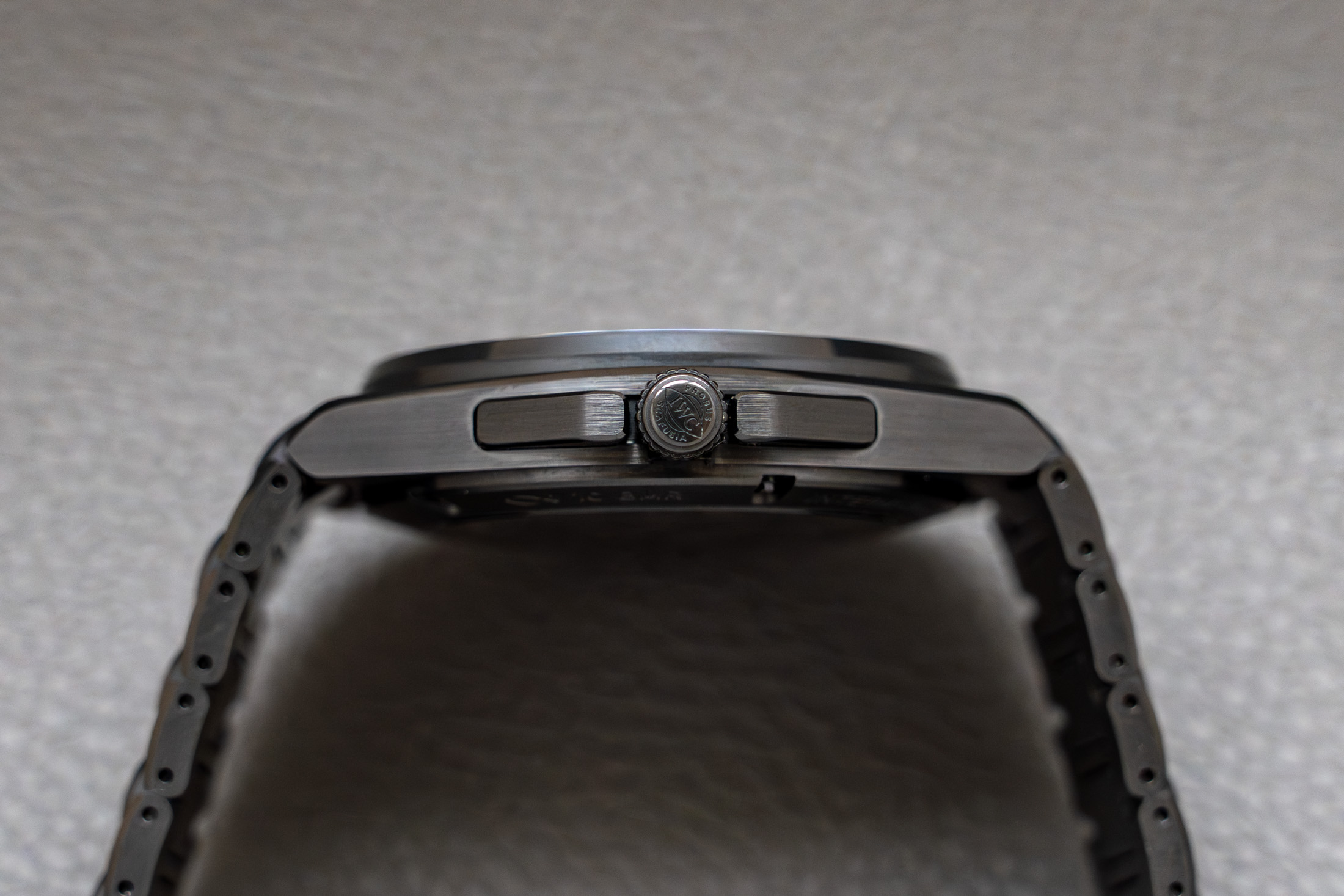 IWC インヂュニア・オートマティック 42 ブラックセラミックのケースサイド