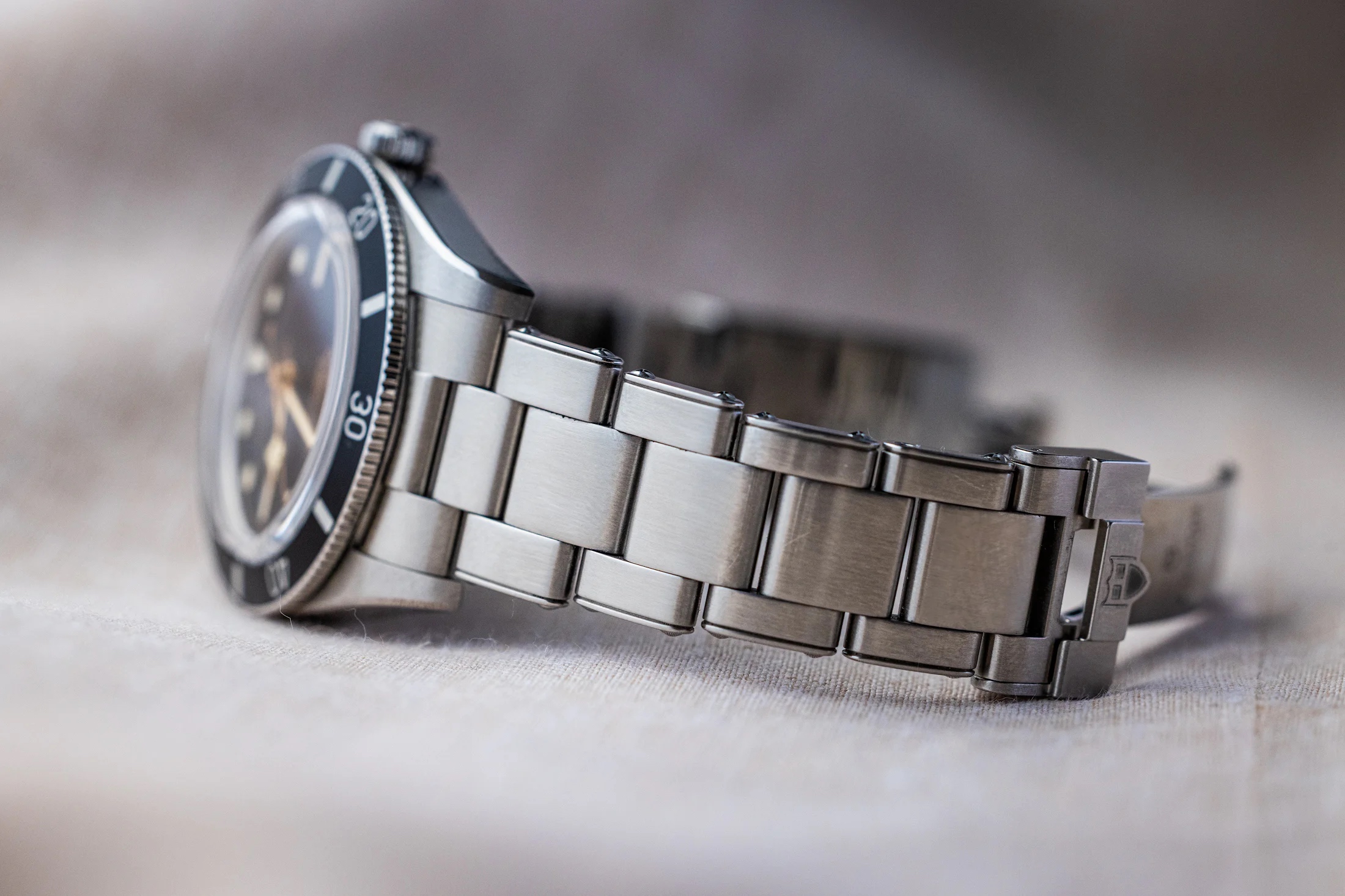 ブレスレットのリンクを強調した、チューダー　ブラックベイ 54のクローズアップ