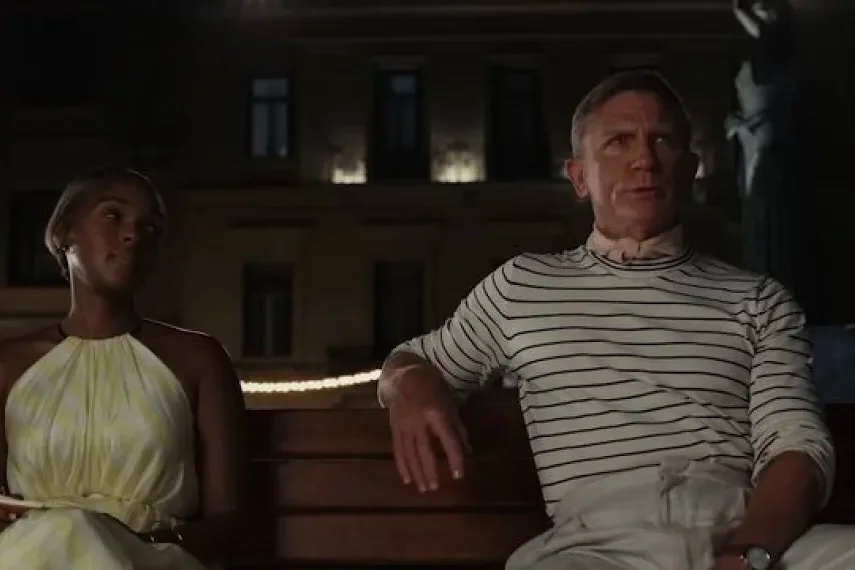 Glass Onion Daniel Craig Wearing An Omega