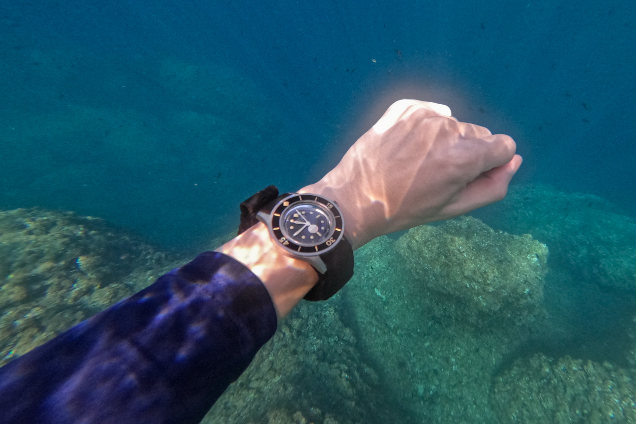 フィフティ ファゾムス MIL-SPEC 1の水中でのリストショット