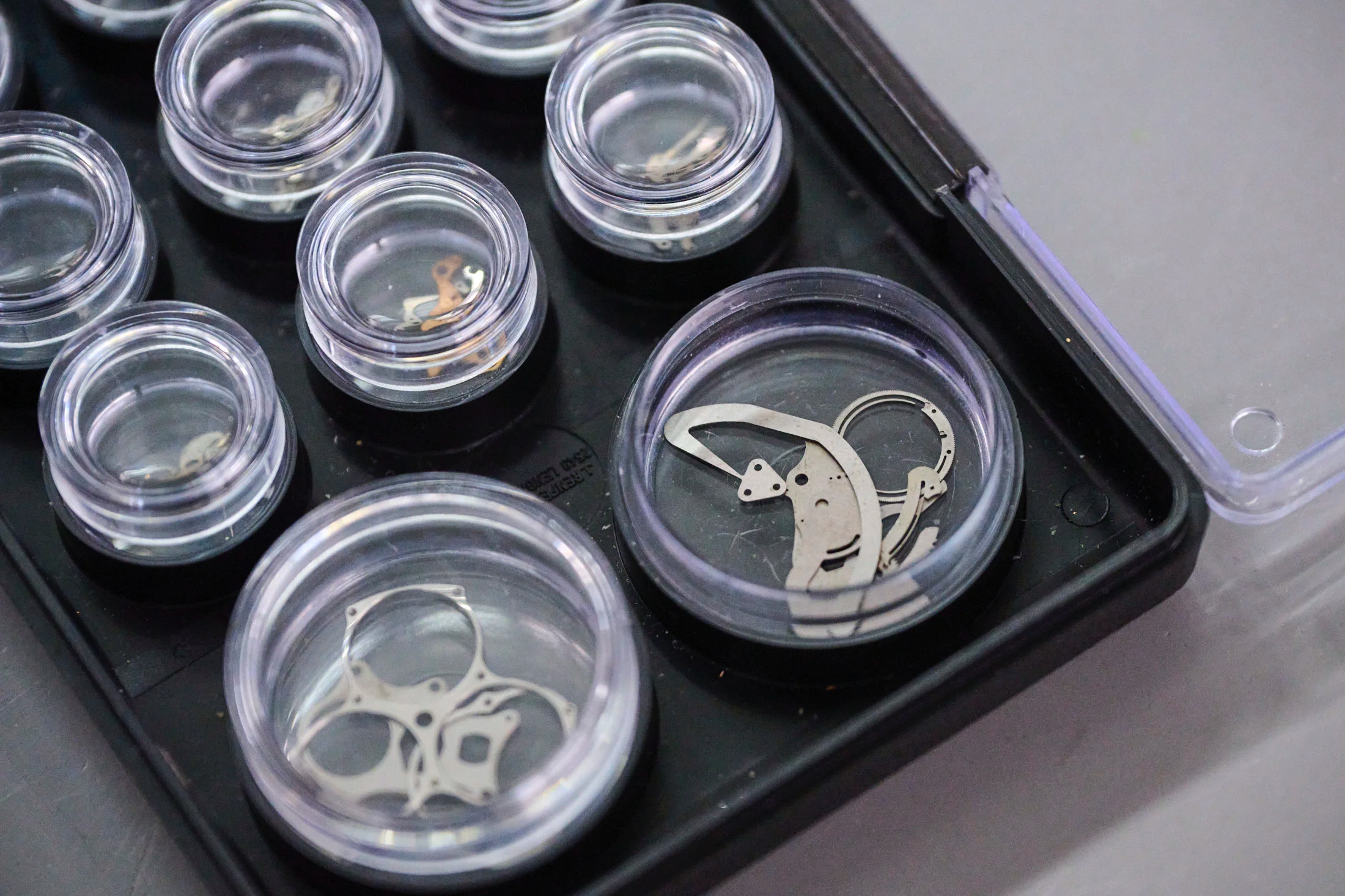 Bridges and gongs for FP Journe