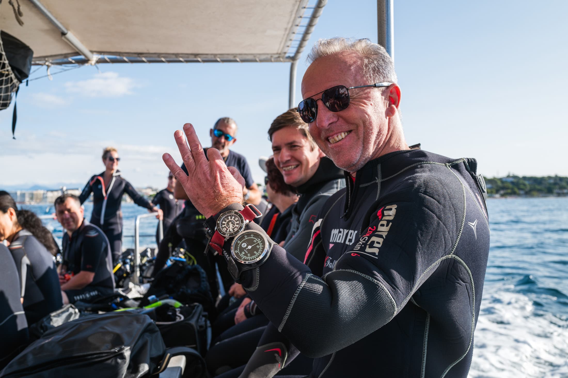 1000m防水を誇る500ファゾムスと機械式のデプスゲージを着用したダイバー