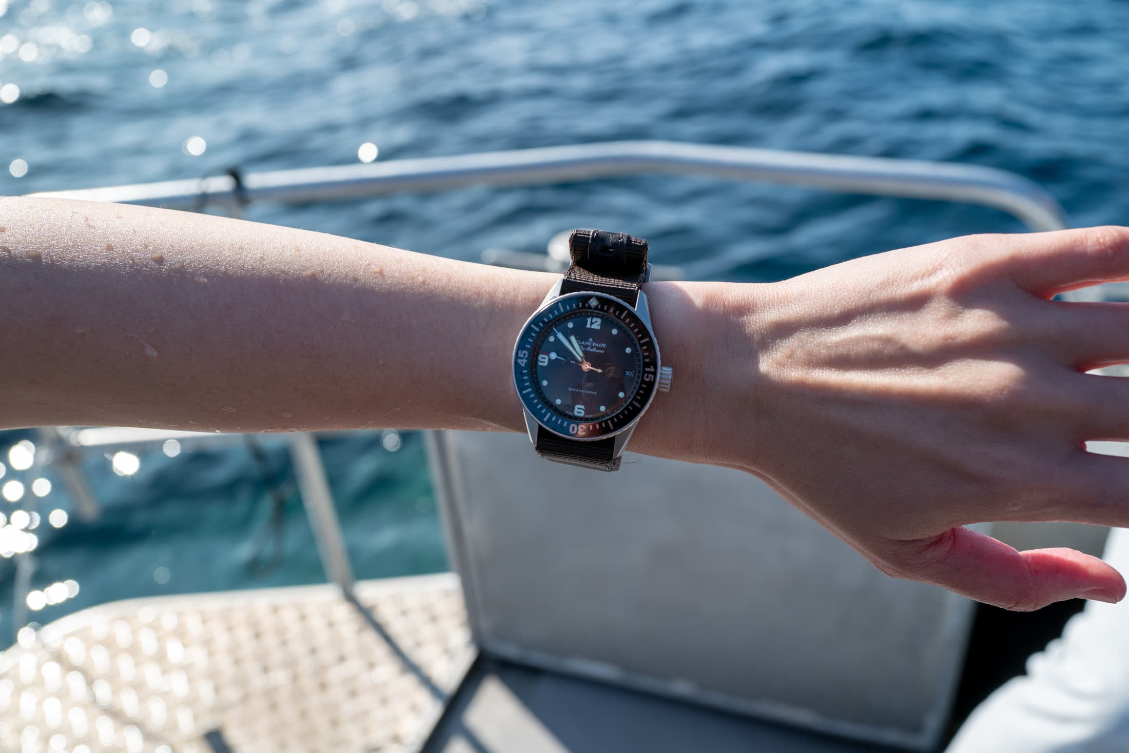 フィフティ ファゾムス バチスカーフのリストショット