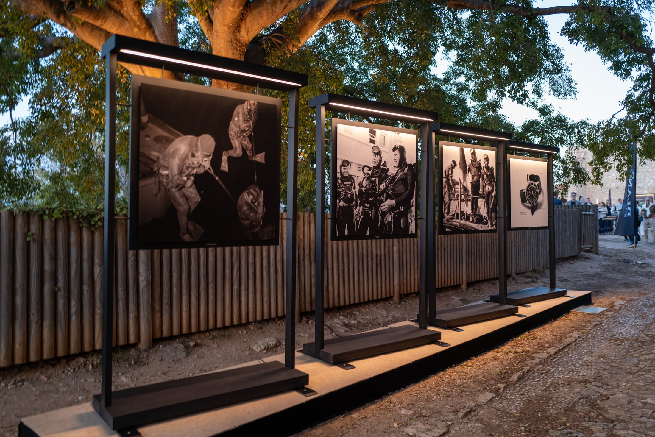 サント・マルグリット島で開催されたフィフティ ファゾムス70周年イベントの展示