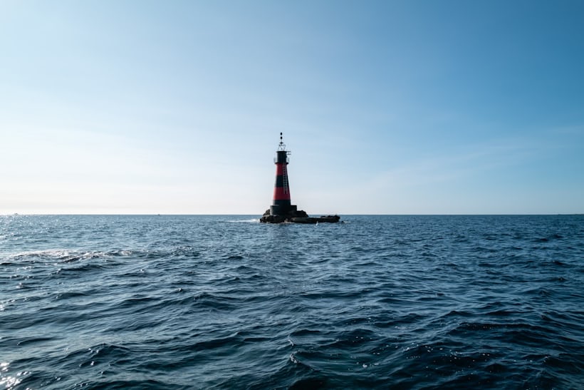ジュアン湾に浮かぶピエール・フルミーグ灯台