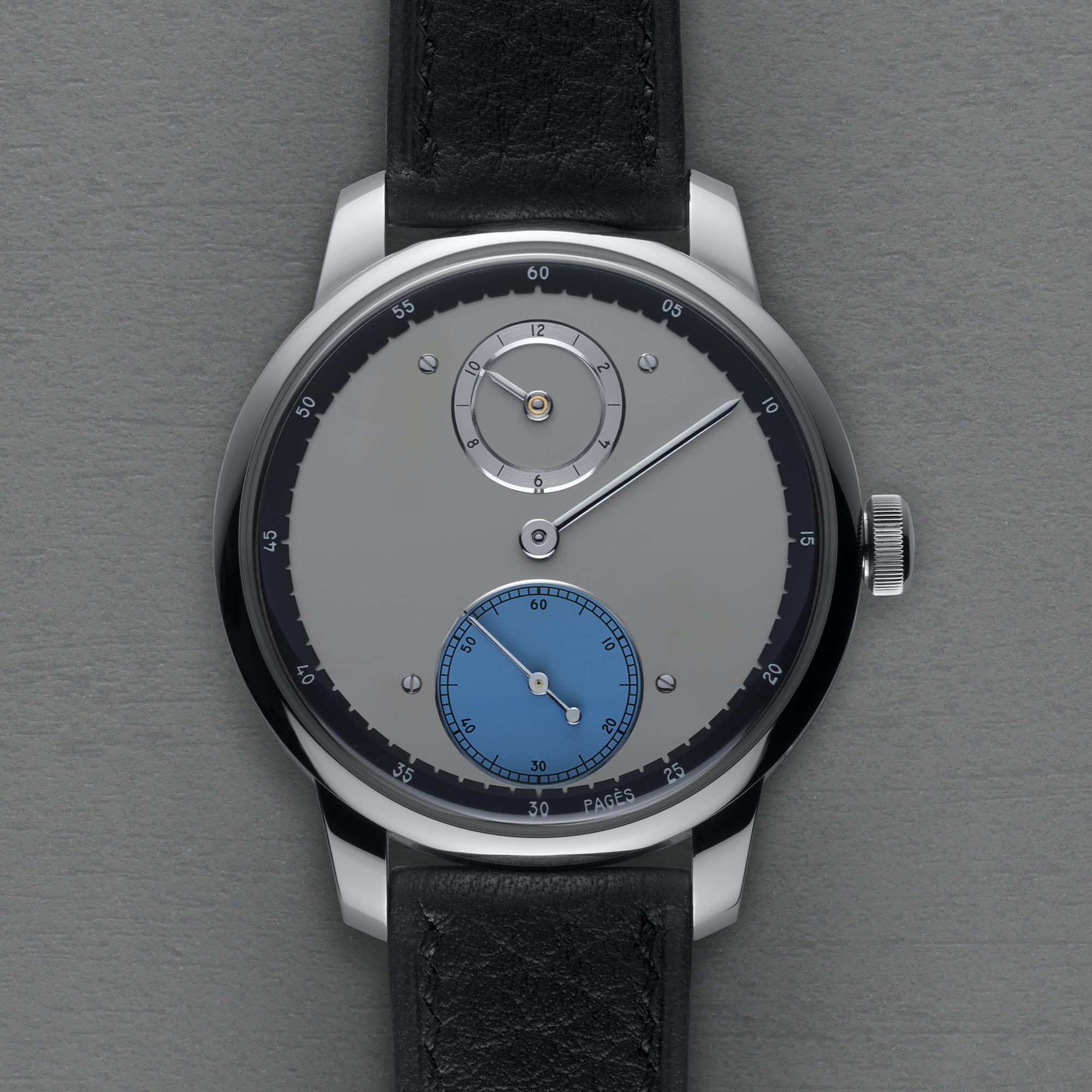 The Raùl Pagés Régulateur à détente RP1 on a grey backdrop.