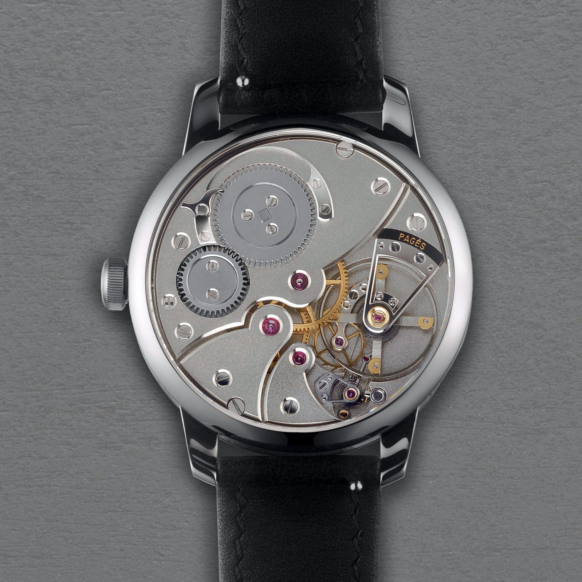 A flatlay of the movement inside the Raùl Pagés Régulateur à détente RP1, on a grey background.