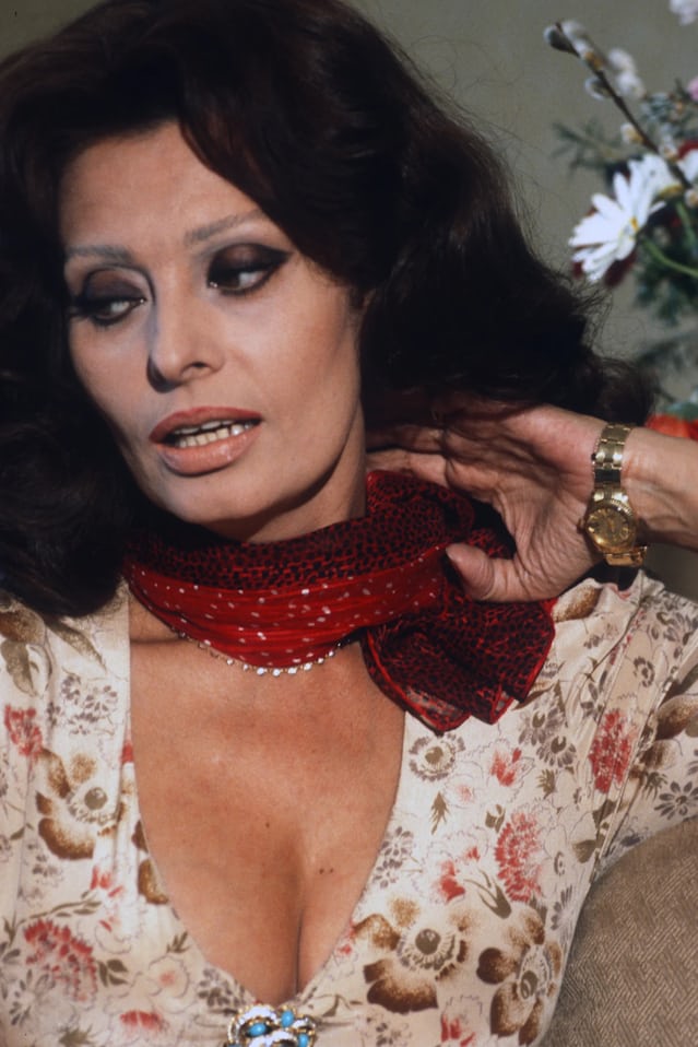 Sophia Loren, a style queen wearing her watch loose. 