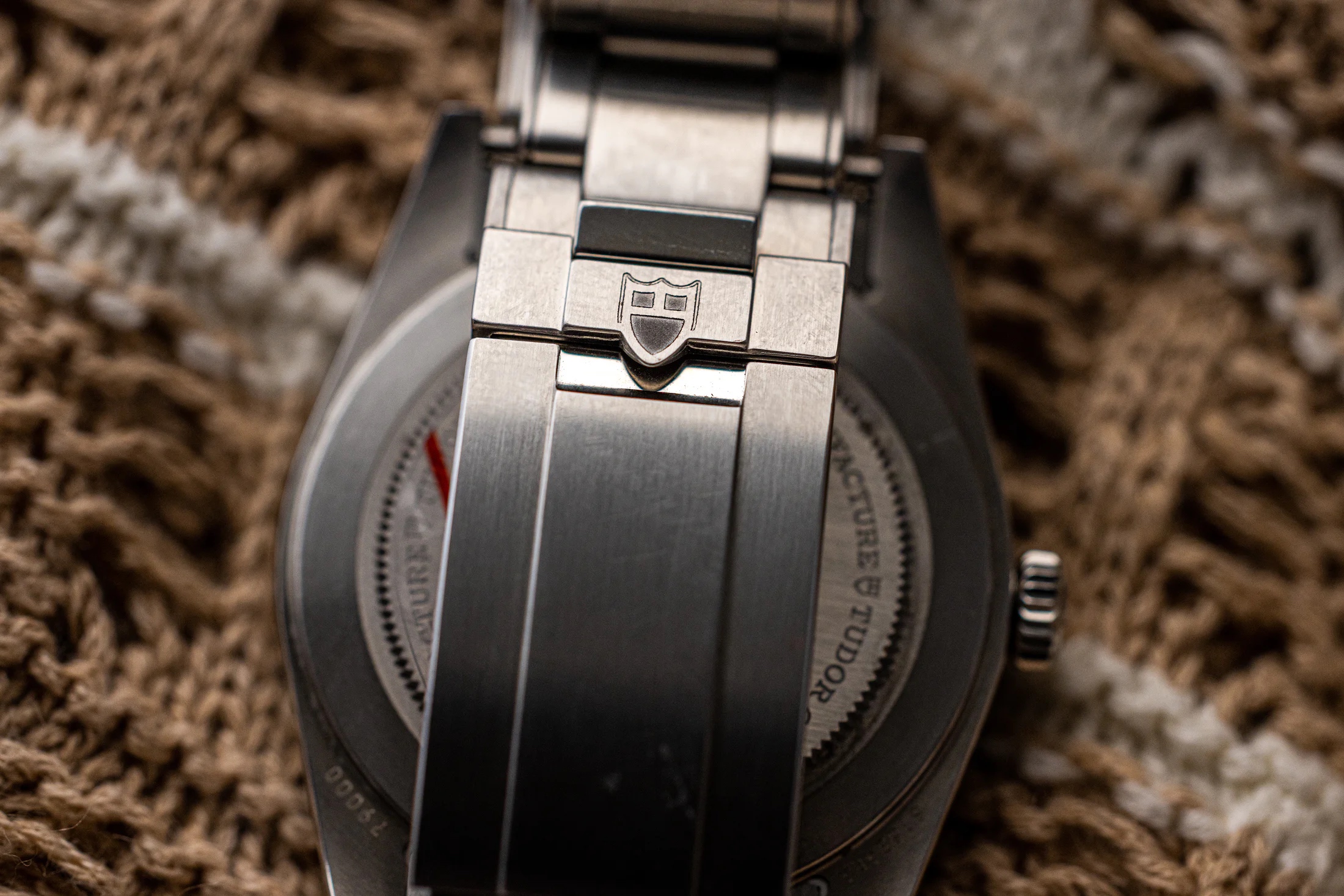 チューダー　ブラックベイ 54、ブレスレットのクラスプのクローズアップ