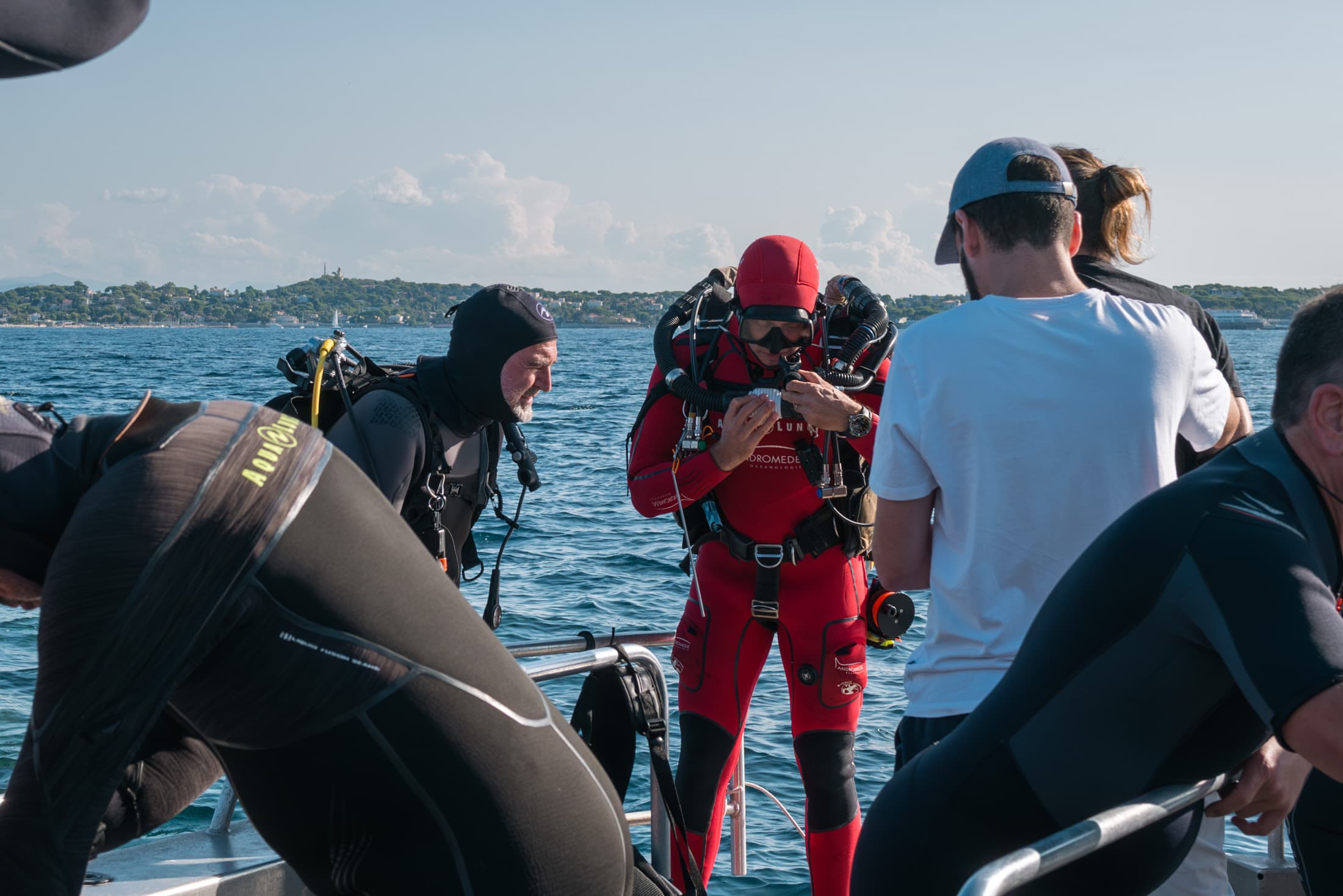 船の上のマーク A. ハイエックCEOとローラン・バレスタ氏